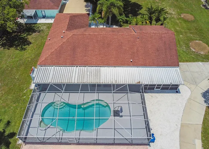 Lake House Westchase Area. Heated Pool Waterfront!