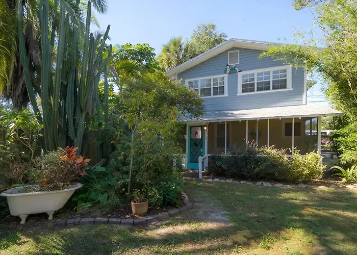 Serene Beachy Bungalow With Large Screened Porch!