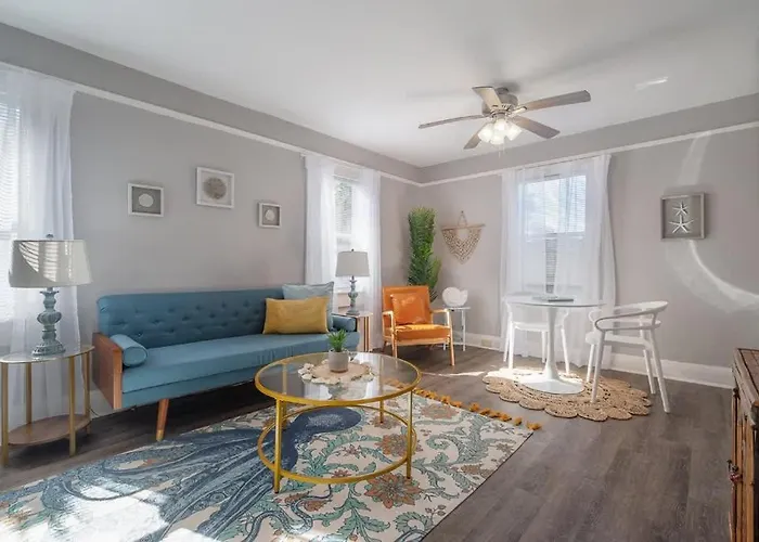 Serene Beachy Bungalow With Large Screened Porch!
