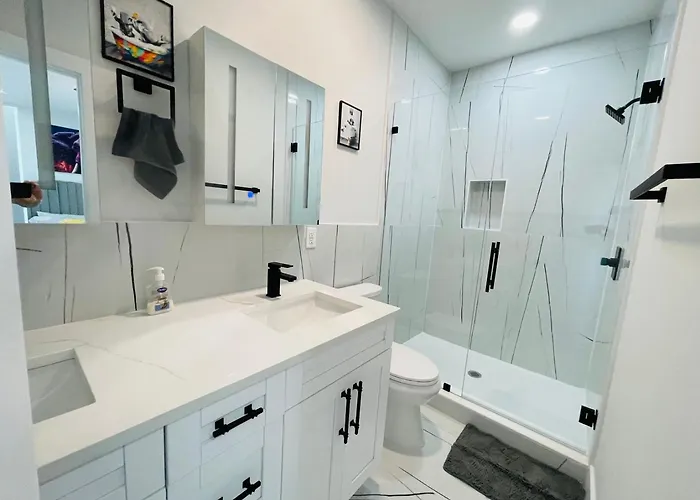 Modern Downtown Townhouse, Sleep 8, Games, Garage