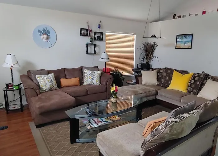 Cozy And Conveniently Located Pool Home With Free Wifi